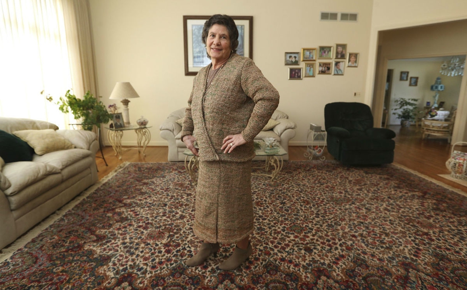 Rosa Ferrigno mostrando su vestido hecho con bolsas de plástico. Rosa Ferrigno mostrando su vestido hecho con bolsas de plástico.